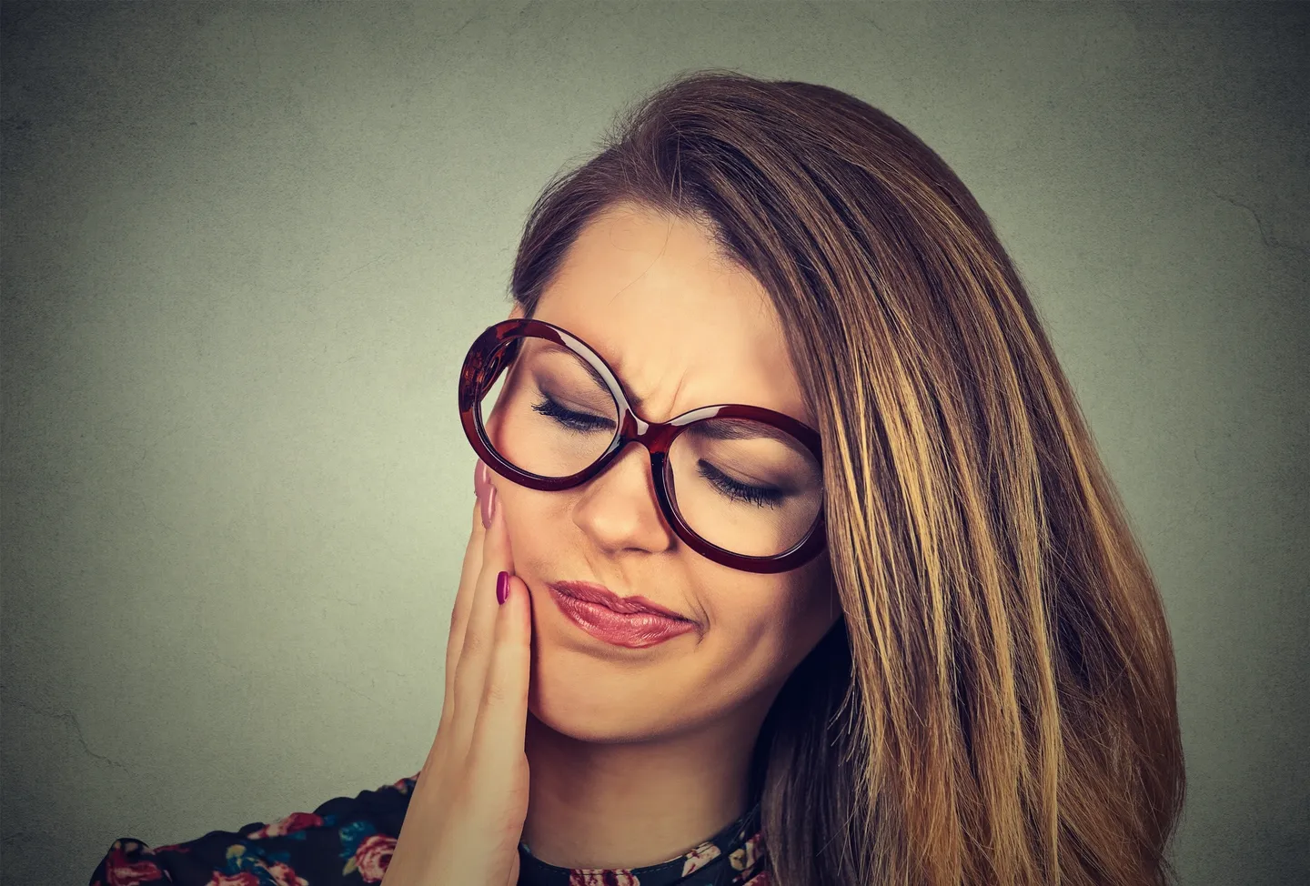 Emergency dentist in Calgary helping a patient with toothache pain