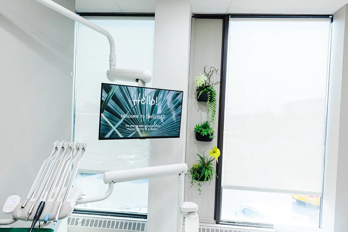 Calm treatment bay at TOOTHbar with green plants and a privacy screen